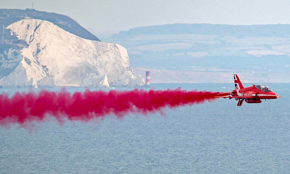 Isleofwight's tweet photo. What a photo! The famous ‘Polar Bear’ with RAF Red Arrows passing by 🛩️
📌 Taken from Bournmouth
📸 Waveslider Photography
#capturingbritain #exploreisleofwight #LoveGreatBritain #island #photo #amazing #Bournmouth #RedArrows #flypass #greatphoto #theneedleslandmarkattraction https://t.co/HtaMov3LQS