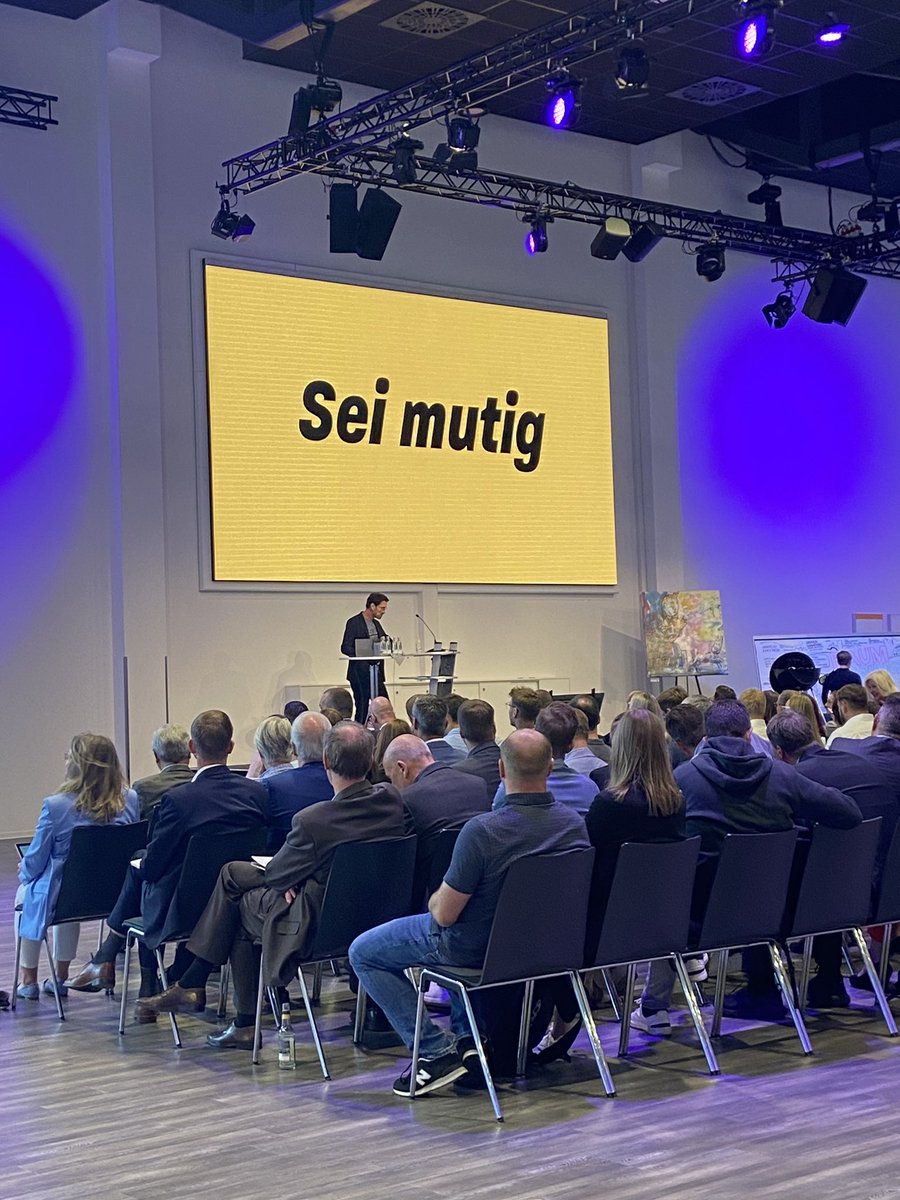 peb_online's tweet photo. „Sei mutig“ fordert @peterkreuz in seinem Eröffnungsvortrag „Hidden Champions, Pioniere und Rebellen“ auf dem Thüringer Wirtschaftskongress #erwicon https://t.co/UzgaTog2KI