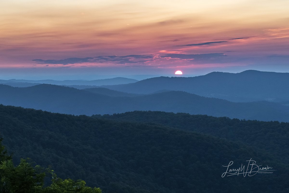 BLUE RIDGE SUNRISE
May 2023
#ShenandoahNationalPark #BlueRidgeMountains
#VirginiaOutdoors
#StormHour #ThePhotoHour