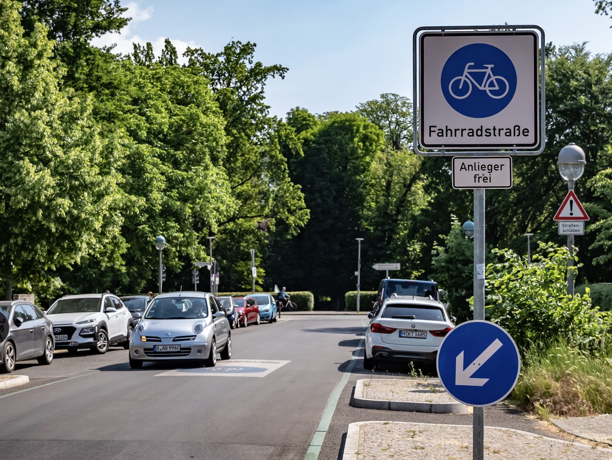 Nicht jeder hat das Prinzip #Fahrradstraße verstanden. Autos fahren durch, Radfahrer nutzen den Gehweg. So wird das nichts #Verkehrswende #Ossietzkystraße #Majakowskiring #Pankow 
@TspLeute