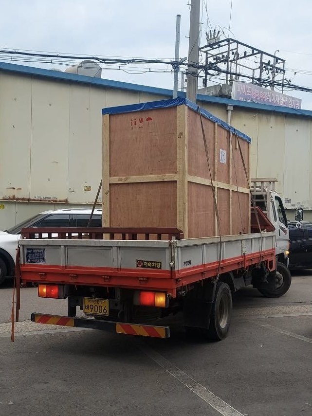 Another planarGROW #CVD system crated up and leaving the factory.🚚🚚This custom dial-tube system designed for h-BN and #TMDs is bound for Australia’s CSIRO.🇦🇺🇦🇺 #nanotechnology #graphene #2dmaterials #2dresearch