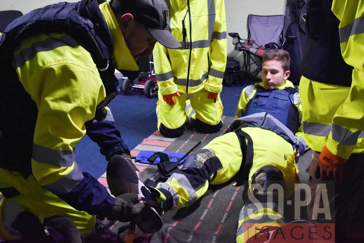 sopaimages's tweet photo. Volunteers of #rescueteam "#VOG2" are seen during #training for the #medicalevacuation and #treatment of an #injured person during the #practice in #Zaporizhzhia, #Ukraine on May 26, 2023. 📷 Andriy Andriyenko for SOPA Images https://t.co/fgzt9cckT7