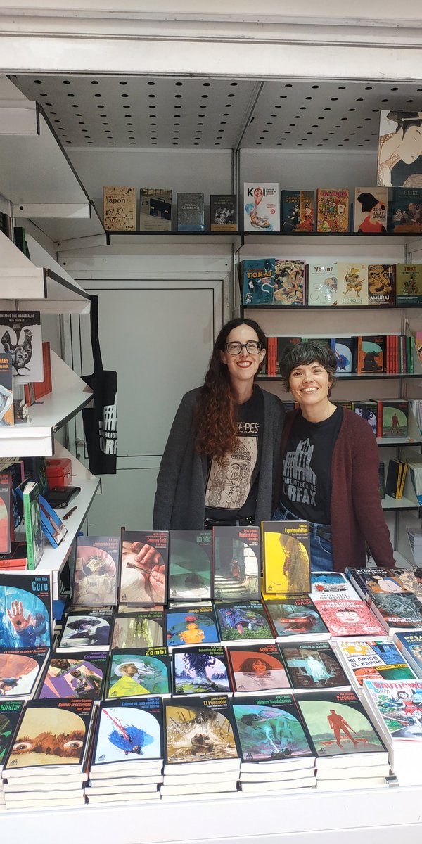 Se acerca el último finde de la <a href="/FLMadrid/">Feria del Libro de Madrid</a> y dicen que no lloverá 🤯😅 ¡Aprovechad! 🖤
Seguimos en la caseta 351, muy bien acompañadas por <a href="/satorilibros/">Satori Ediciones</a>