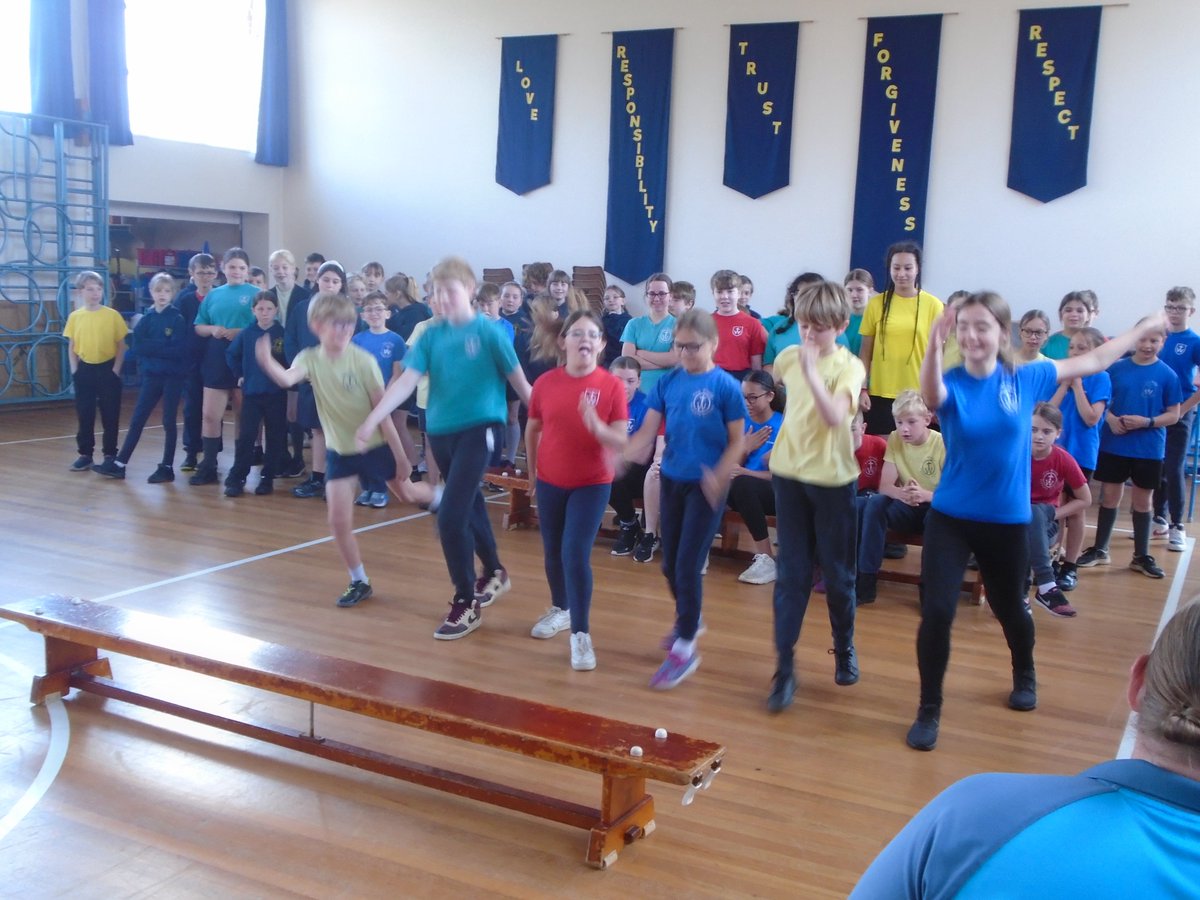 thewealdcofe's tweet photo. Children have been inspired this morning with a visit from Nerys Pearce, a commonwealth games athlete who has won 10 medals. Nerys has been encouring children and teachers to be more active. #sportsforschools #athlete #weareathletes #lightuplearning #olympicathlete https://t.co/EUAe1COHiW
