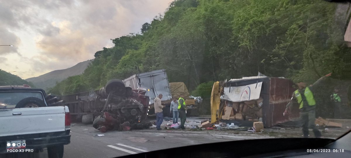 FMCENTER's tweet photo. Buenos días | #AGMA - Hace minutos, una gandola chocó y volcó a la altura de Araguaney sentido Guarenas.
Se genera retraso en ambas direcciones; para la hora, se encuentran las autoridades en el lugar. 06:40a.m #TrafficCenter https://t.co/Guaffs0MAZ