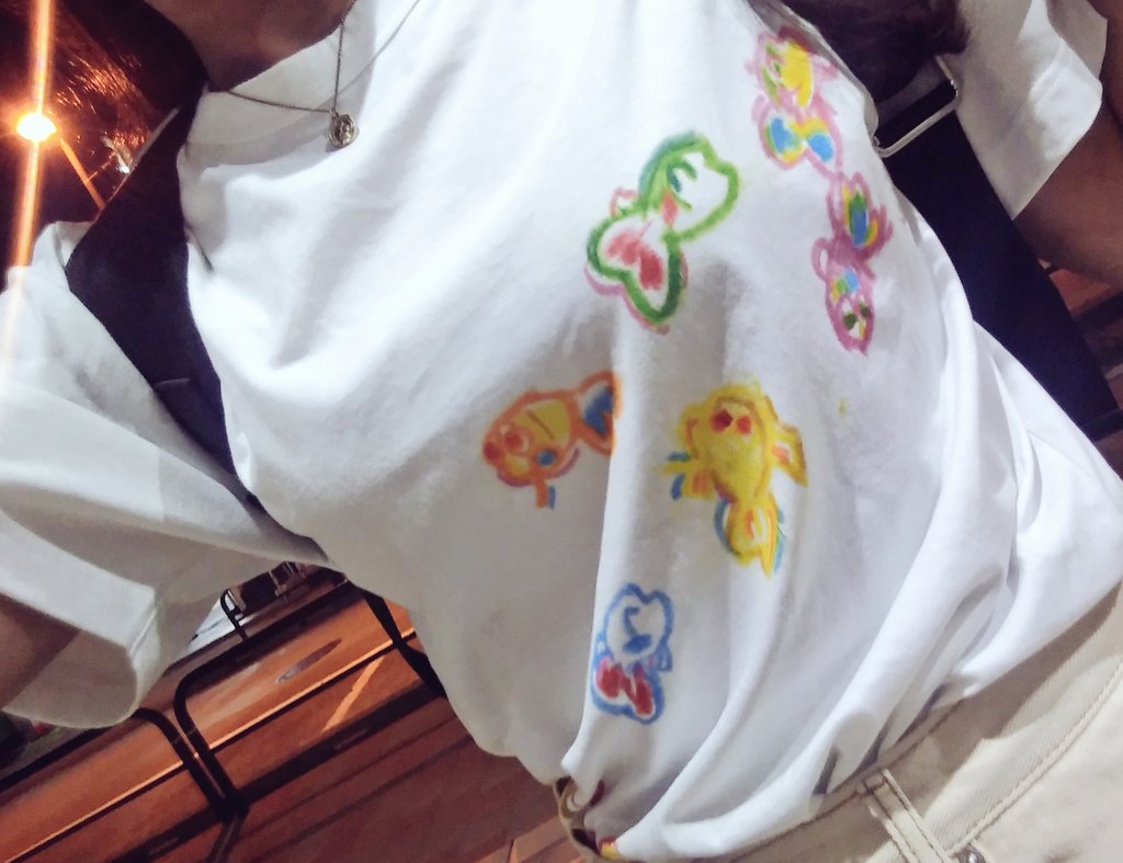 この間のデザフェスで買ったTシャツ、会社に着ていったらめたんこほめられたから、見てみてするよ(^^)✨のえるちゃん(5)の落書きらしい。
背面のカニ🦀が推し(*´･ω･｀)b https://t.co/PSbFvUnHns