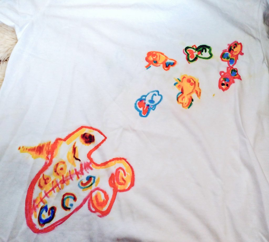 この間のデザフェスで買ったTシャツ、会社に着ていったらめたんこほめられたから、見てみてするよ(^^)✨のえるちゃん(5)の落書きらしい。
背面のカニ🦀が推し(*´･ω･｀)b https://t.co/PSbFvUnHns