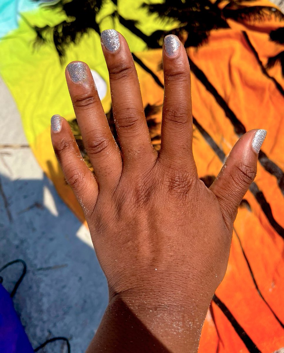 #Artist #LanreGiwa #BeachTowel #PalmTrees #Vacation #Nigerian #Photographer #SikiraT #Olamide #Asabi #Kristalyn #Mom #Atlanta #ImaniJadesola #SummerBreak #SpringVacation #HiltonHead #Roadtrip #Hand #Pretty #Manicure #Sparkle #NailPolish #MyView #Art #SikiraTphotography #Picture✨