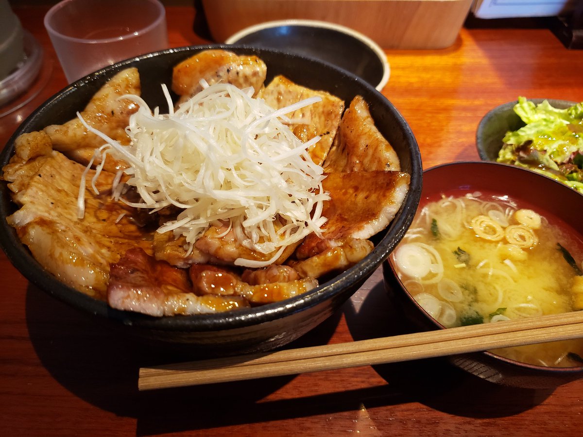 ipaka_'s tweet image. 日曜から働いてるから今週長いな！
土曜の豚丼チャージがそろそろ切れそうだからチャージしに行きたい