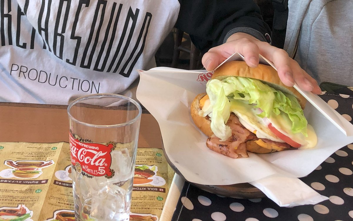 今回のコラボ店に無さそうなので今まで3回佐世保に行って3回とも行ってるお店を紹介したい
写真は友人の手の平とのサイズ比較なんだけど
クッソでかくて滅茶苦茶美味しい佐世保バーガー食べれます

ただ佐世保からそこそこ遠いです… 