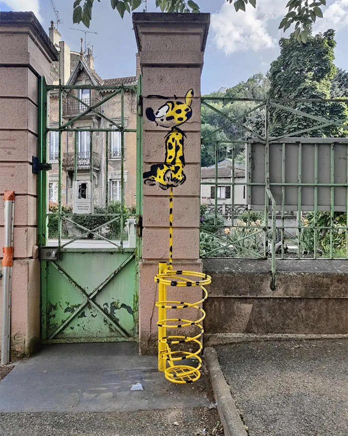 creapills's tweet photo. Toujours un plaisir de (re)découvrir les créations de l'artiste @Oakoak_art qui joue avec l'espace urbain avec créativité 💡 https://t.co/yWipQtvNAg