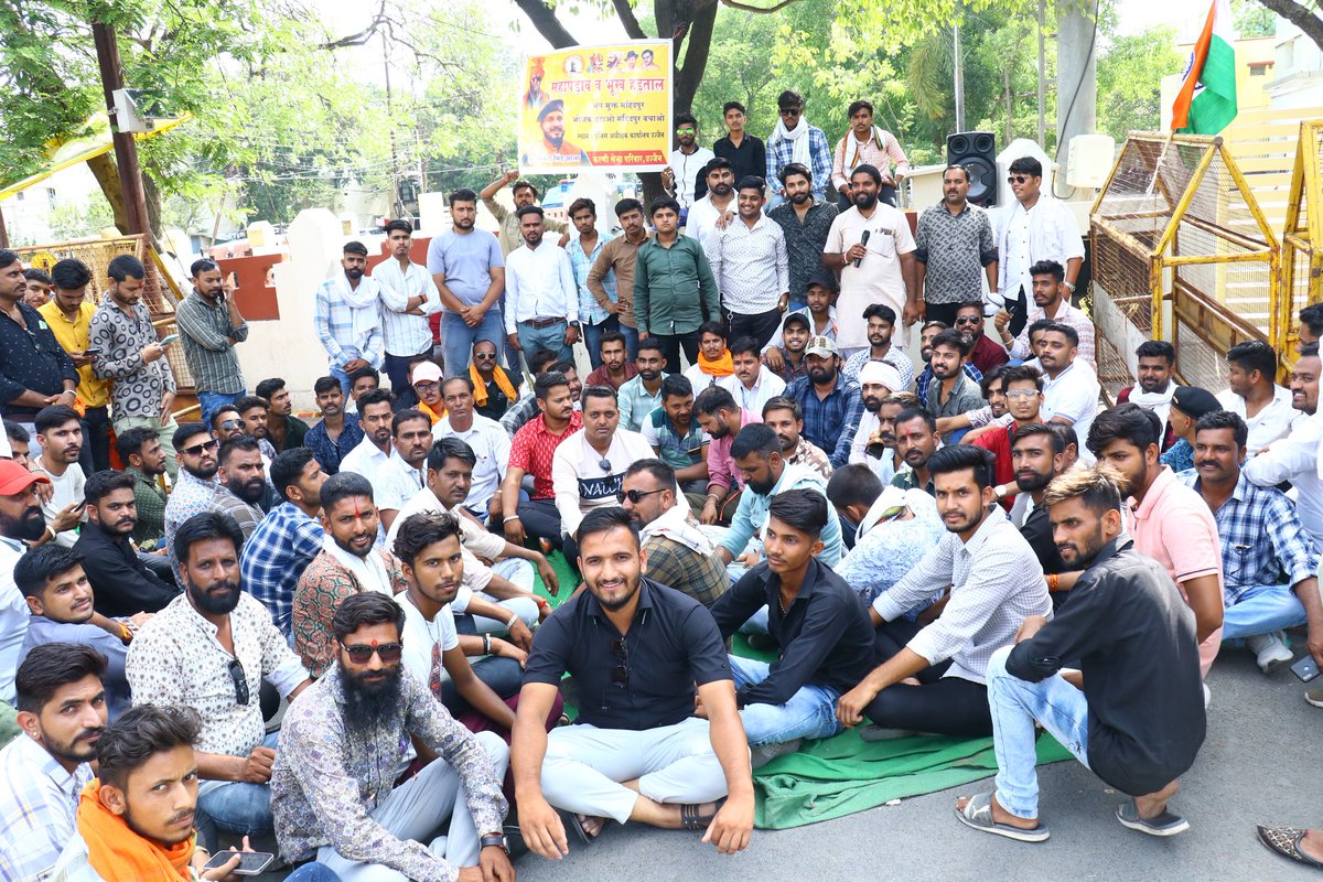 JSherpur's tweet photo. महिदपुर थाने में पदस्थ भ्रष्ट टीआई दिनेश भोजक के भ्रष्टाचार और अलोकतांत्रिक रवैये से पीड़ित लोग आज उज्जैन पुलिस अधीक्षक कार्यालय पर अनिश्चितकालीन भूख हड़ताल पर।
नौकरशाहों से मोह जनता से दूरियां बढ़ा रहा है।
@PMOIndia 
@narendramodi 
@JPNadda 
@AmitShah 
@drnarottammisra 
@DGP_MP https://t.co/kzjIjuIWEt