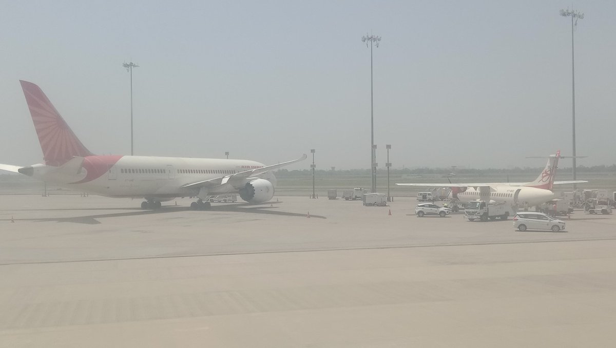 rov_bsingh's tweet image. Comparison of  Air India Dreamliner and ATR aircraft.

#AirIndia #Dreamliner