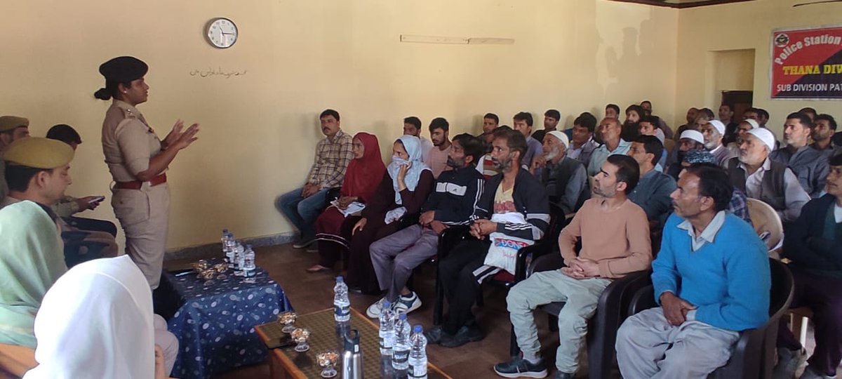 BaramullaPolice's tweet photo. #BaramullaPolice observed #ThanaDiwas at PS Bla/Uri/Sheeri/Pattan/Kreeri/Kunzer &amp; Tangmarg which was chaired by Gazetted Officers in which respectables of area participated.Many social issues were discussed.
@JmuKmrPolice
@KashmirPolice 
@DIGBaramulla 
@DCBaramulla
@Amod_India https://t.co/VeeXzPqTaZ