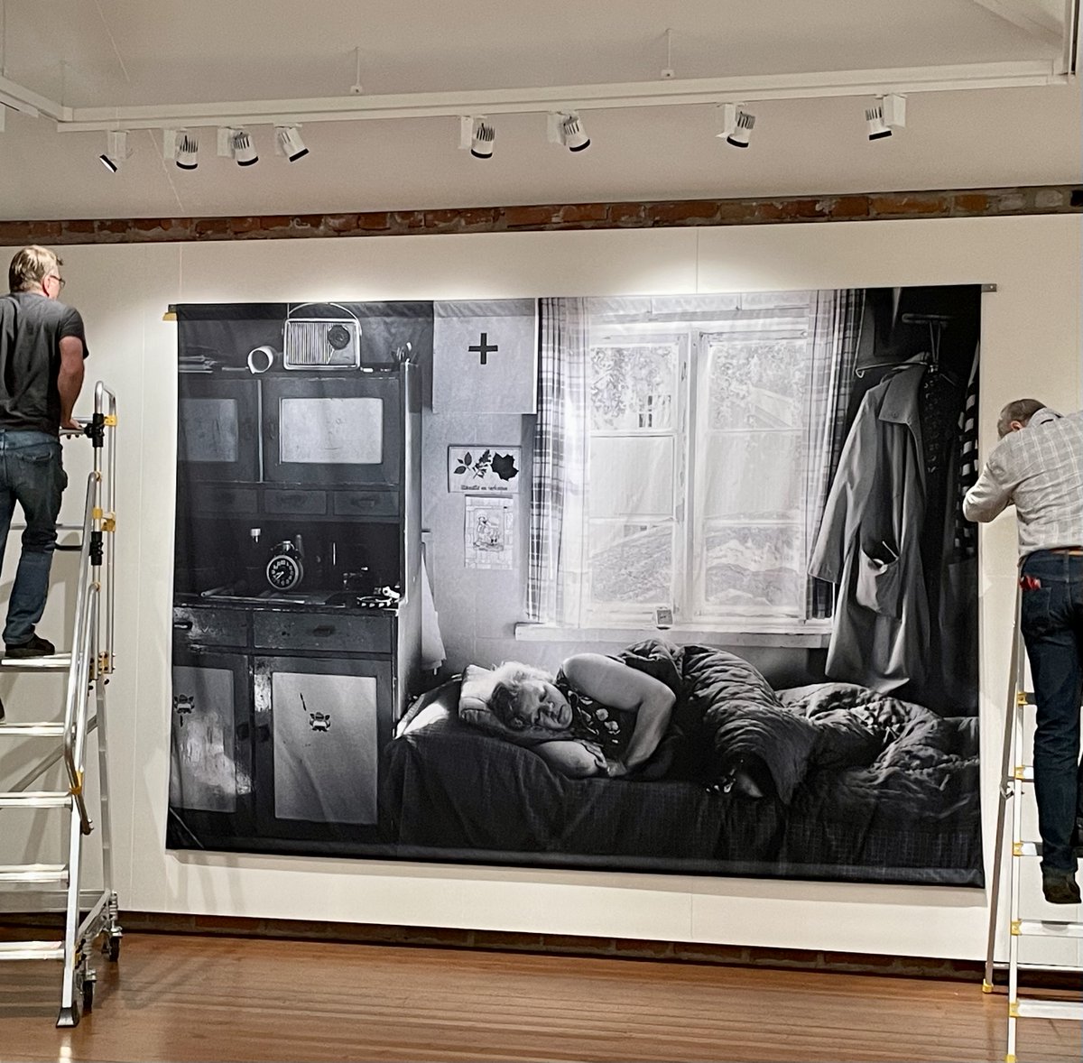 Savonlinnan Riihisaari, vastavalittu Vuoden museo, esittää Ari Jaskarin intiimejä ja nostalgisia valokuvia elämästä Saimaan rannoilla. Tänään vielä ripustetaan, huomenna näyttely on jo auki. Tervetuloa! <a href="/NikkeKaartinen/">Nikke Kaartinen</a> #savonlinna #vuodenmuseo