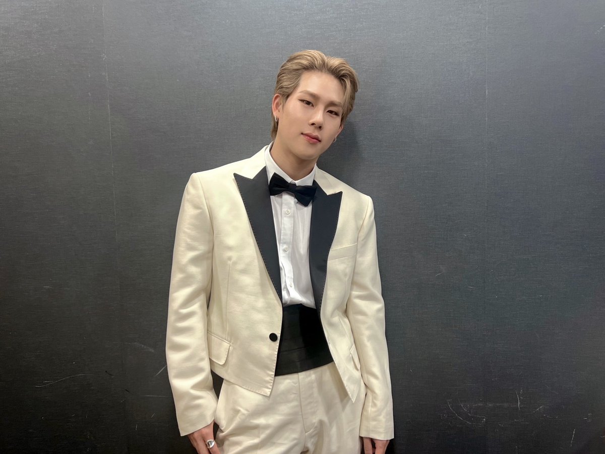 OfficialMONSTAX's tweet photo. 📸
230608 #몬스타엑스 #주헌
Mnet #엠카운트다운 완료 🐝

Red six diamond in monbebe's bag
마이백에 꼬옥 넣어다니고 싶은 허니..💗
FREEDOM도 다시 볼 수 있어서 너무 쭈았쭈!
오래오래 MC쭈아와 함께해요!

#JOOHONEY 
#MONSTA_X #MONSTAX 
#Mcountdown https://t.co/BNuKVdTMJK