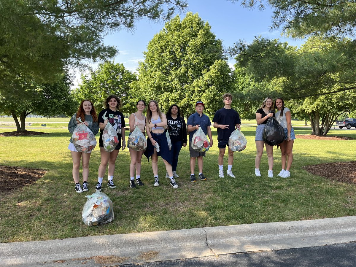 Jones_Y_Science's tweet photo. What do AP Environmental Science students do on the last day of school? Clean up trash around campus! #unless #speakfortheearth 🌎 https://t.co/H1Ha1W6EcX