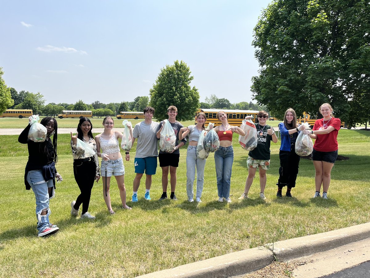 Jones_Y_Science's tweet photo. What do AP Environmental Science students do on the last day of school? Clean up trash around campus! #unless #speakfortheearth 🌎 https://t.co/H1Ha1W6EcX