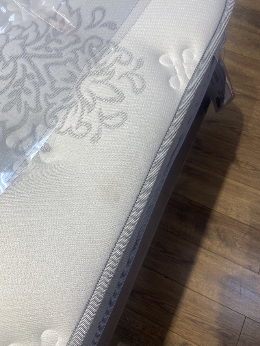 Товарищи, с экспозиции по уценке отдаётся ортопедический жёсткий матрас ORMATEK Orto premium hard. Товар имеет некоторые внешние дефекты, в виде катышек и пятен. Поскольку <a href="/tureverest/">Alex V 🔴⚪️</a> не хочет забирать его за 40000, отдам в добрые руки за 33800. Забирать с Мытищ.
Рт по-братски!