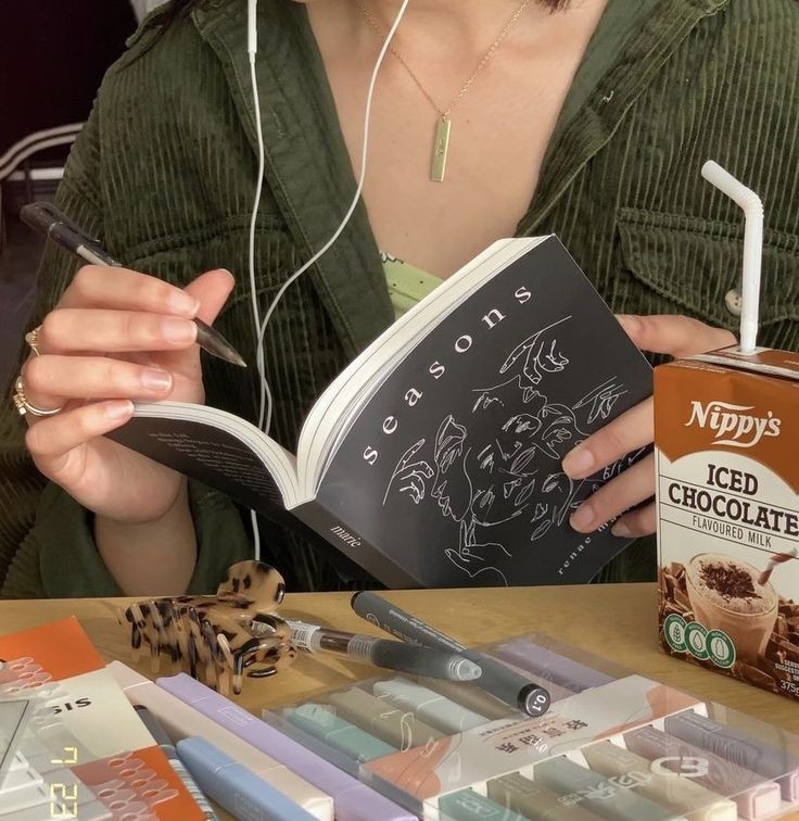 liviasmind's tweet image. ❀ ‘ mood do feriado ₊˚.༄ ೃ - colocar matéria em dia, reservar um tempo para si, exercitar-se, ler os livros da pilha de tbr