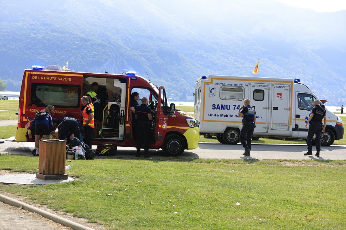 🚨 Au moins 6 personnes, 2 adultes et 4 enfants de moins de 3 ans, ont été blessés dans une attaque au couteau, ce jeudi matin, dans un parc à proximité du lac d'#Annecy (Haute-Savoie). L'agresseur présumé, un Syrien de 32 ans, réfugié en Suède, a été interpellé par les forces de