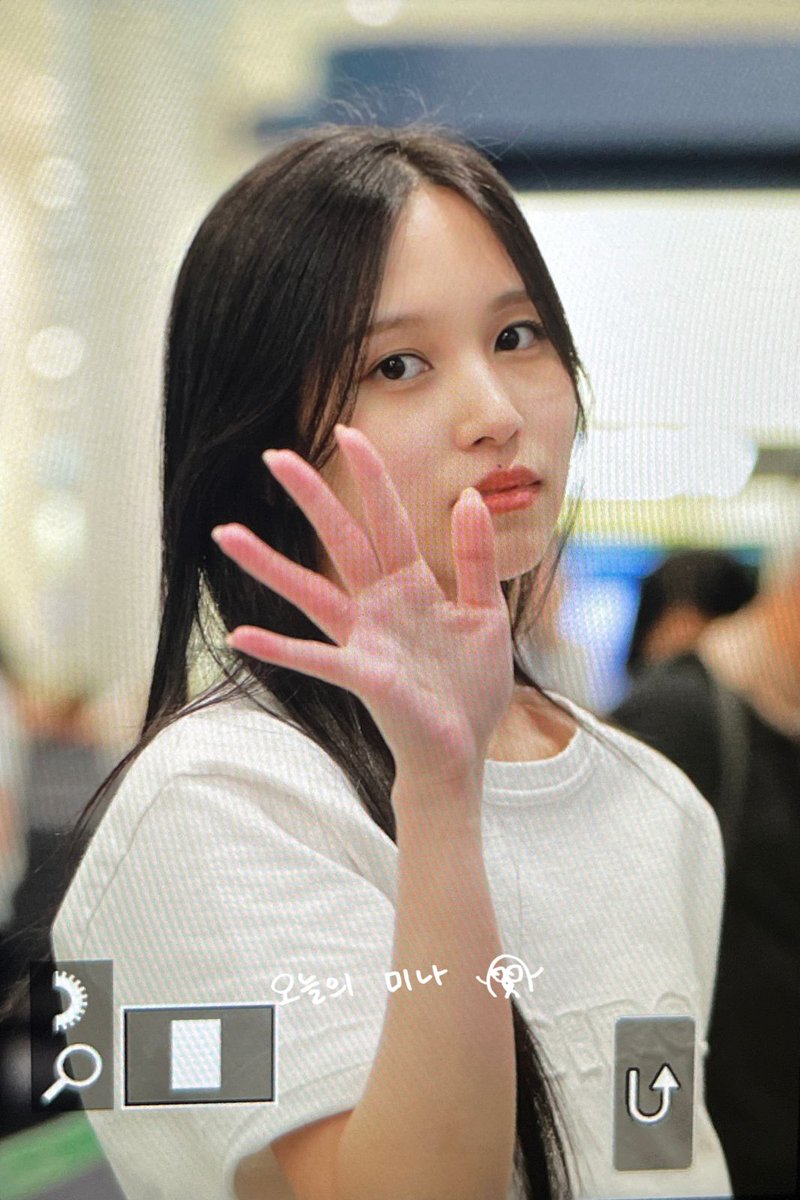 lovemenow_324's tweet photo. 230608 잘가아.......👋
#TWICE #트와이스 #MINA #미나 #ミナ https://t.co/qmfJ6YjVBq