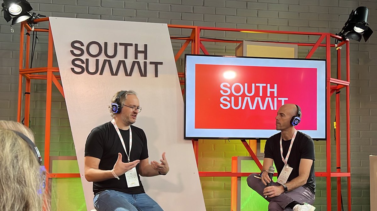 south_summit's tweet photo. Raise your hand if you’ve ever ordered a Cabify🙋🏼♀️
Juan de Antonio (@cabify CEO) and Sam Lown (Invopop founder) shed a light on their entrepreneurship journey in #CornerStage.
Will you order a Cabify to bring you home after all the insightful talks from day 2️⃣ at #SouthSummit23? https://t.co/XadJDsEfbQ