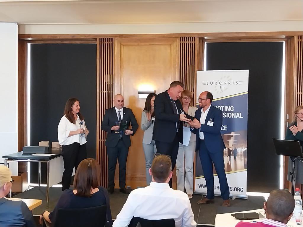 david_font's tweet photo. Un projecte de realitat virtual immersiva per treballar de forma innovadora la violència de gènere, posant la persona agressora a la pell de la víctima. A Berlin @EuroPrisOrg va premiar el treball liderat per professionals de @justiciacat https://t.co/fxI63es2zW