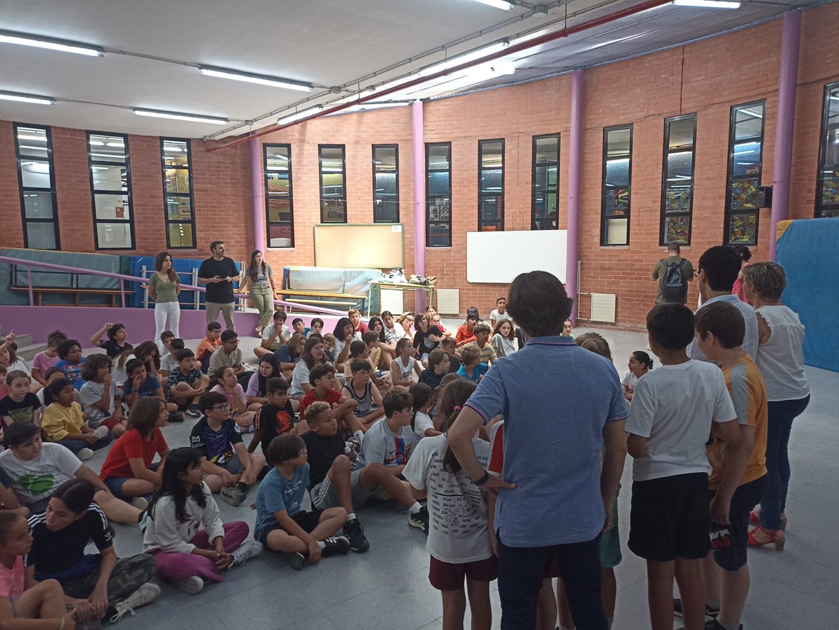 Avui ens ha visitat l'alcaldessa per fer el lliurament del xec de l'activitat "Reciclar té premi". 

Convertim residus en material escolar! 📚