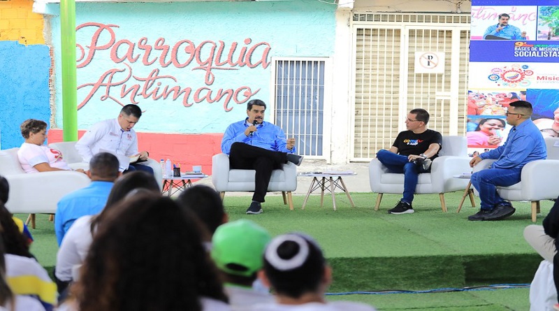 Jefe de Estado anuncia instalación de 600 nuevas Bases de Misiones Socialistas

#QueSeaHumanaLaHumanidad

vtv.gob.ve/jefe-estado-an…