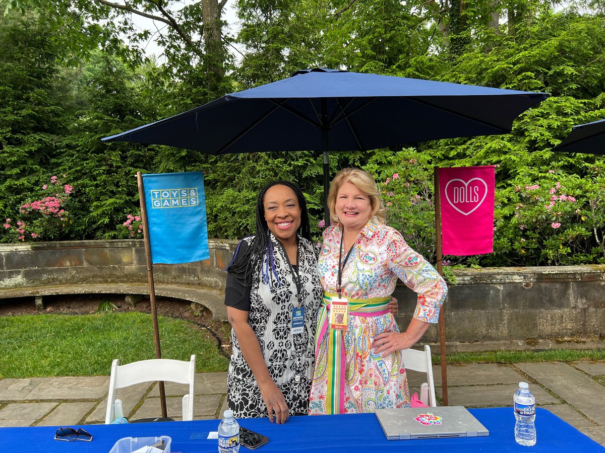 BillyeBHarris's tweet photo. Some of the behind-the-scenes fun at  @RoadshowPBS @stanhywet with some of my favorite guests and treasures. Many ask why I participate in this show and this is the answer. @WVIZ @BeneRaia #MyHappyPlace #CrazyDollLady #antiquesroadshow #antiquesroadshowakron #RoadshowAkron https://t.co/3qEBIWeMMN