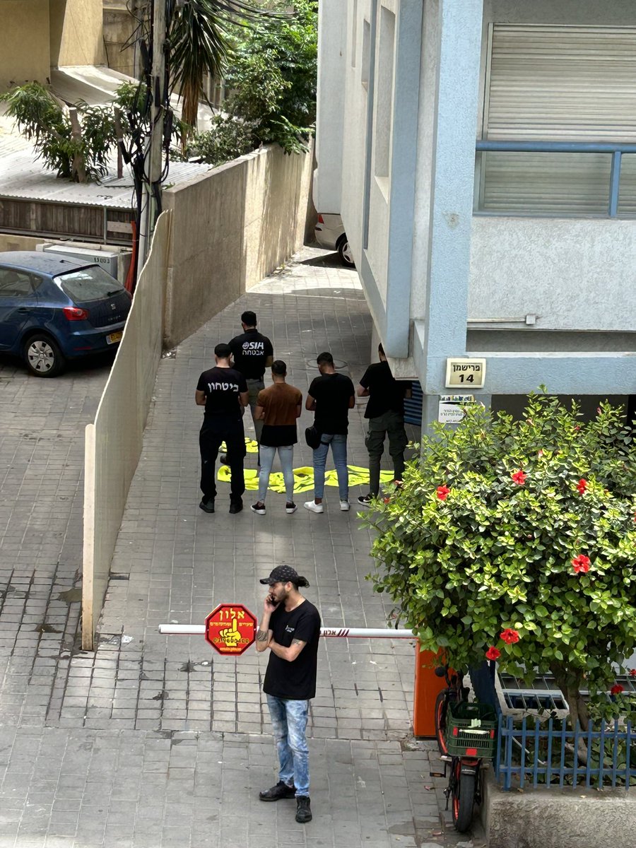 EylonALevy's tweet image. #OnlyInIsrael: the security guards for the Pride Parade take some time out for their afternoon Muslim prayers. 🌈