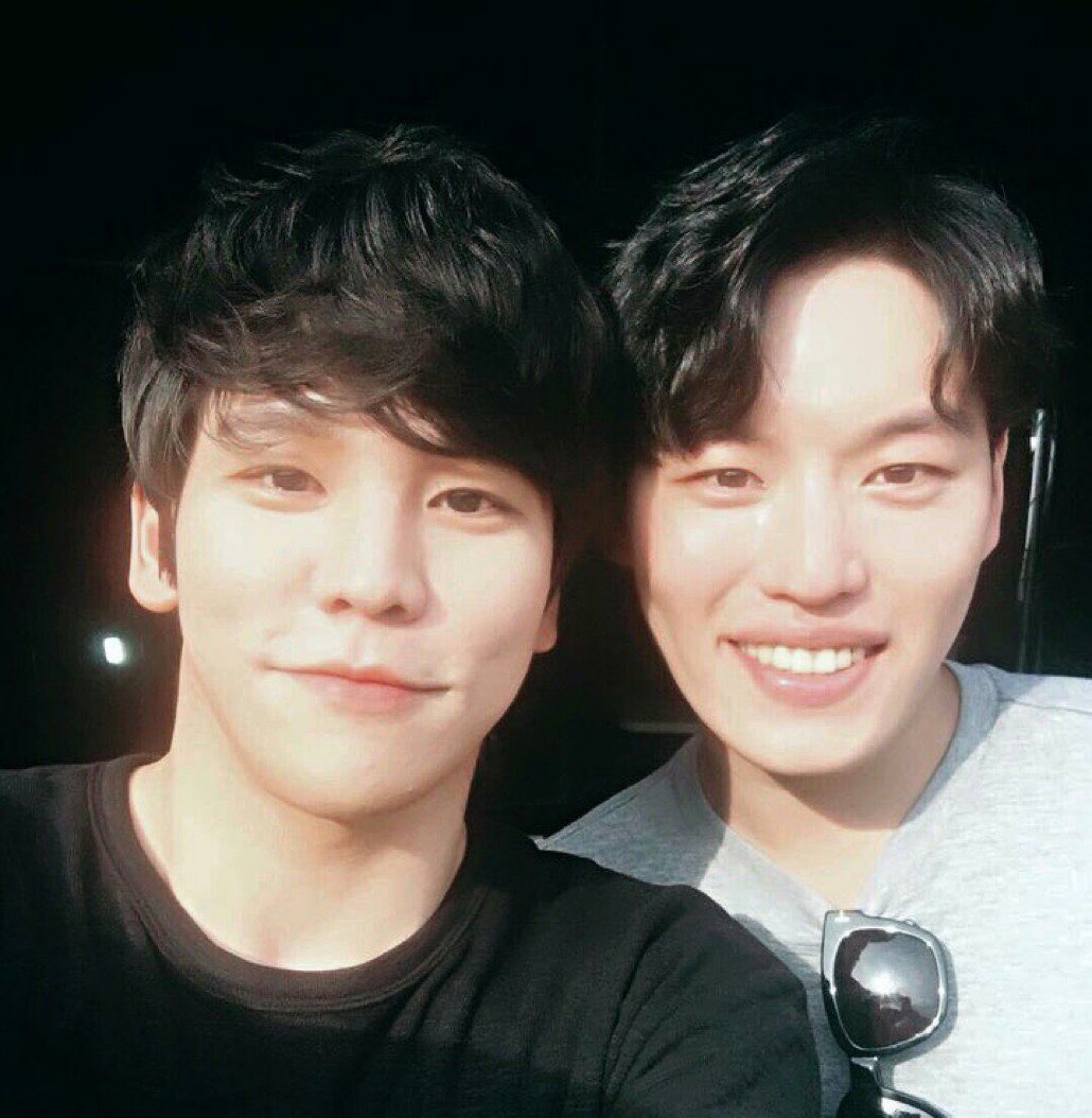 hongdamgom's tweet photo. 홍..이라는 남자... 얼굴 윗부분만 보면 이마-눈썹뼈-콧대 이어지는 티존이 높기도 하고 '직선'의 형태가 강한편인데 눈, 코끝, 입꼬리가 동글동글해서 "우힝"의 얼굴이 되어버림..
그래서 앞머리를 덮을수록 💗동글우힝💗한 얼굴이되심 사랑스럽도다ㄷㄷ https://t.co/3Wrog2We4I