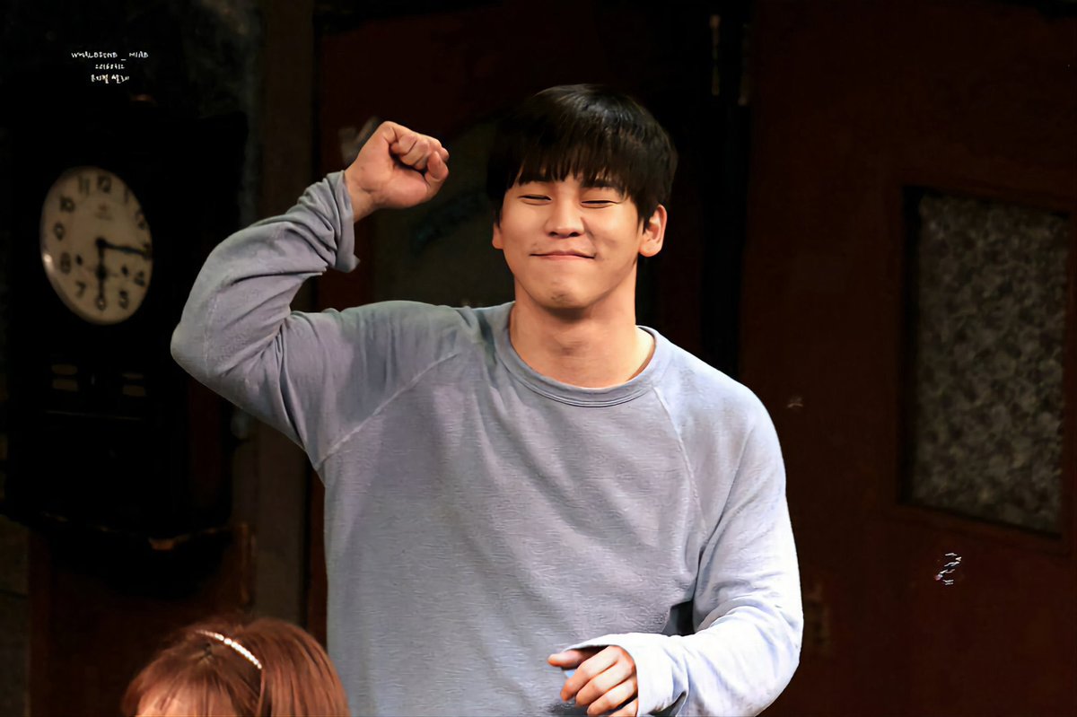 hongdamgom's tweet photo. 홍..이라는 남자... 얼굴 윗부분만 보면 이마-눈썹뼈-콧대 이어지는 티존이 높기도 하고 '직선'의 형태가 강한편인데 눈, 코끝, 입꼬리가 동글동글해서 "우힝"의 얼굴이 되어버림..
그래서 앞머리를 덮을수록 💗동글우힝💗한 얼굴이되심 사랑스럽도다ㄷㄷ https://t.co/3Wrog2We4I