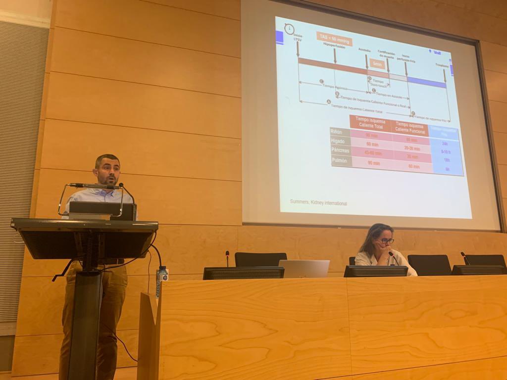 urologiaHVH's tweet image. @MiretAlomar de @urologiaHVH habla sobre los resultados en donantes en asistolia y sus límites actuales, en el marco del II Curso en Avances de la técnica quirúrgica en donación en asistolia controlada y preservación de órganos del Hospital Clínic @hospitalclinic