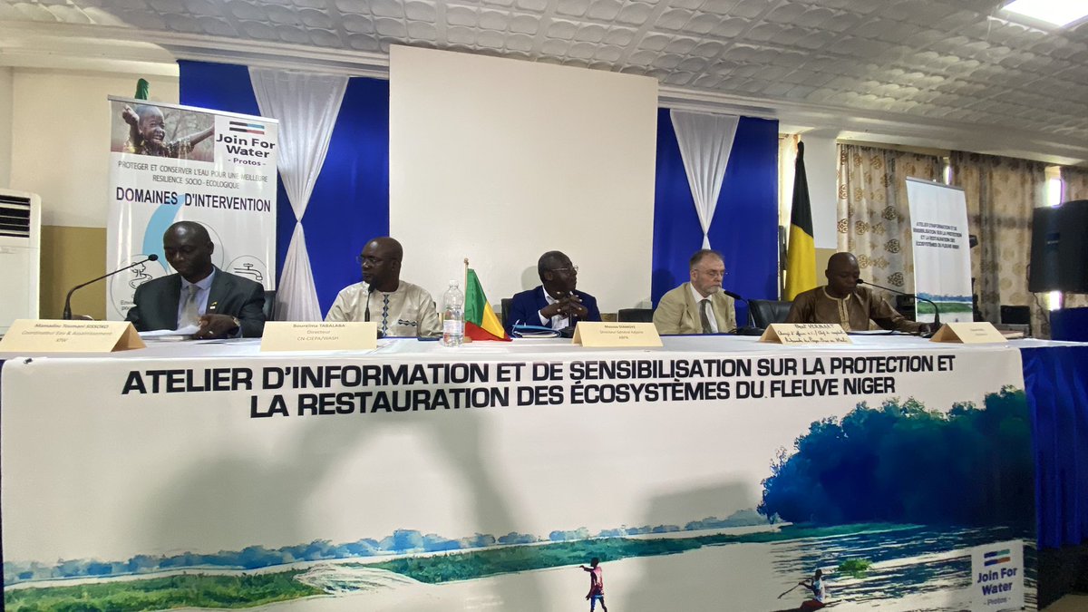 PreefnM's tweet photo. Panel de discussion : Programmes et actions de restauration et de protection du Fleuve Niger aminé par :
ABFN 
PTF
SOCIÉTÉ CIVILE 
SECTEUR PRIVÉ 
Modérateur : le journaliste Robert DISSA https://t.co/NPRMmyFHPo