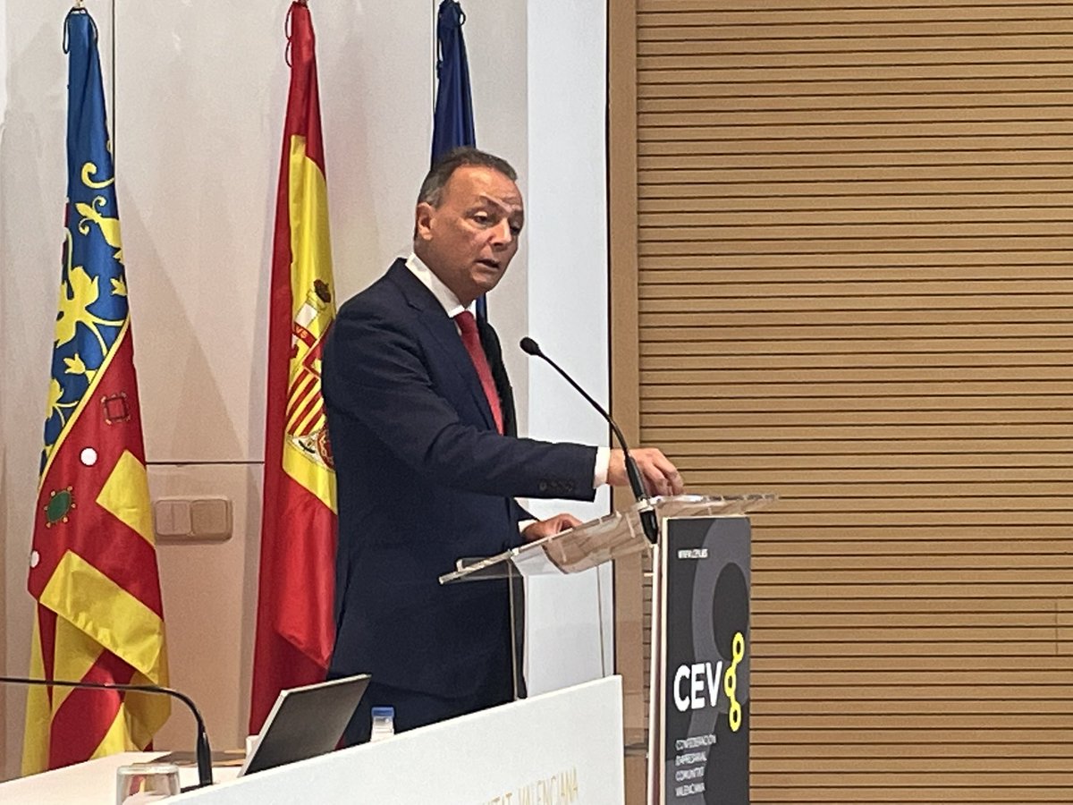 CEV_CV's tweet photo. 🗣️ @Boronavarro insta al futuro gobierno a acabar con el exceso de burocracia y a que el #PlanSimplifica “sea una de las primeras propuestas que se pongan en marcha” 

#AsambleaCEV2023 #UnidadParaSerMás https://t.co/X5TCIwP6HM