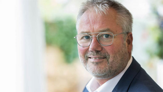 Blog Henk Hagoort: Evidence informed? 
Deze week hield de Tweede Kamer een belangrijk debat over kansengelijkheid. Het belang van het debat stond in schril contrast met de tijd die ervoor was ingeruimd. vo-raad.nl/artikelen/blog…