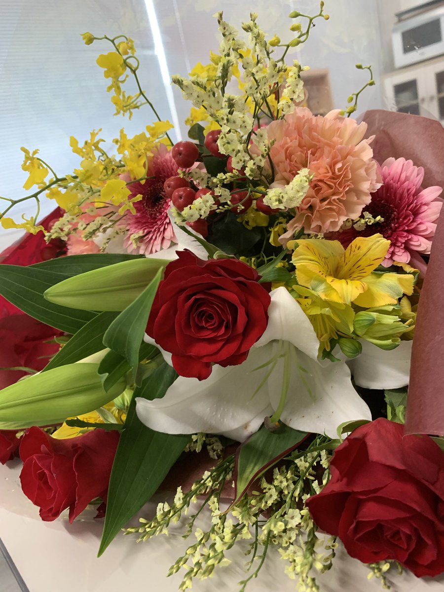 verspahonigiri's tweet photo. 天皇杯3回戦進出👏ということでさっそくお祝いのお花が届きました💐🌹昨日もパートナー企業様や選手のご家族から差し入れいただきました🙇‍♀️ありがと��ございます✨

試合後のロッカールームから「明日仕事かぁ」と現実に戻った一言が🤣今日もしっかり仕事をしている選手たちです❤️‍🔥

#ヴェルスパ大分 https://t.co/35oVVBDwqq