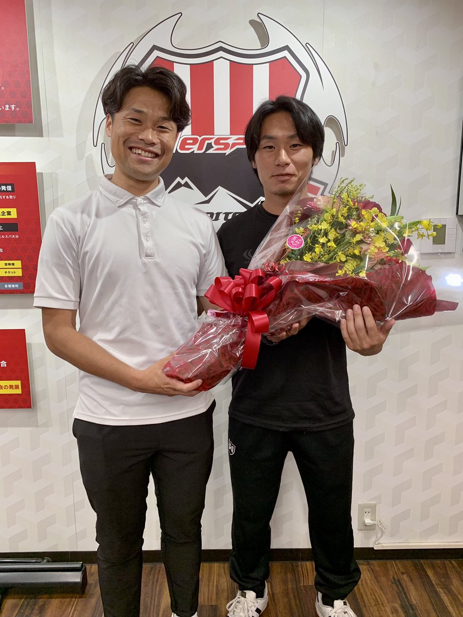 verspahonigiri's tweet photo. 天皇杯3回戦進出👏ということでさっそくお祝いのお花が届きました💐🌹昨日もパートナー企業様や選手のご家族から差し入れいただきました🙇‍♀️ありがと��ございます✨

試合後のロッカールームから「明日仕事かぁ」と現実に戻った一言が🤣今日もしっかり仕事をしている選手たちです❤️‍🔥

#ヴェルスパ大分 https://t.co/35oVVBDwqq