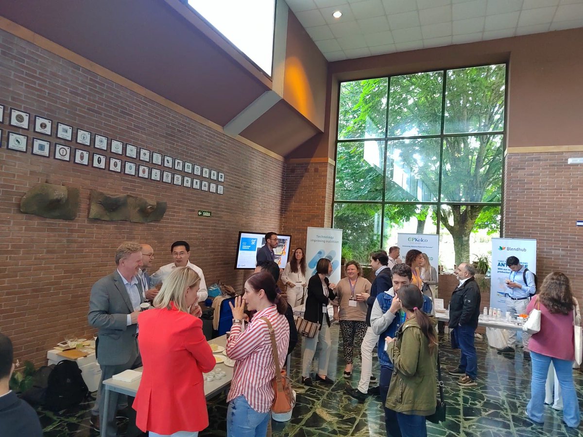 aplta_USC's tweet photo. ☕☕Na pausa café, os asistentes ás #XornadasIngredientesAditivosAPLTA visitan os espazos de presentación de produtos de patrocinadores e colaboradores: #ChrHansen,  #CPKelco, #InLeitIngredients, #RoyalAvebe, #Alifarma, #IFF, #Quescrem, #GranjaCampomayor, #GrupoLence. https://t.co/ODxrKMA3xn