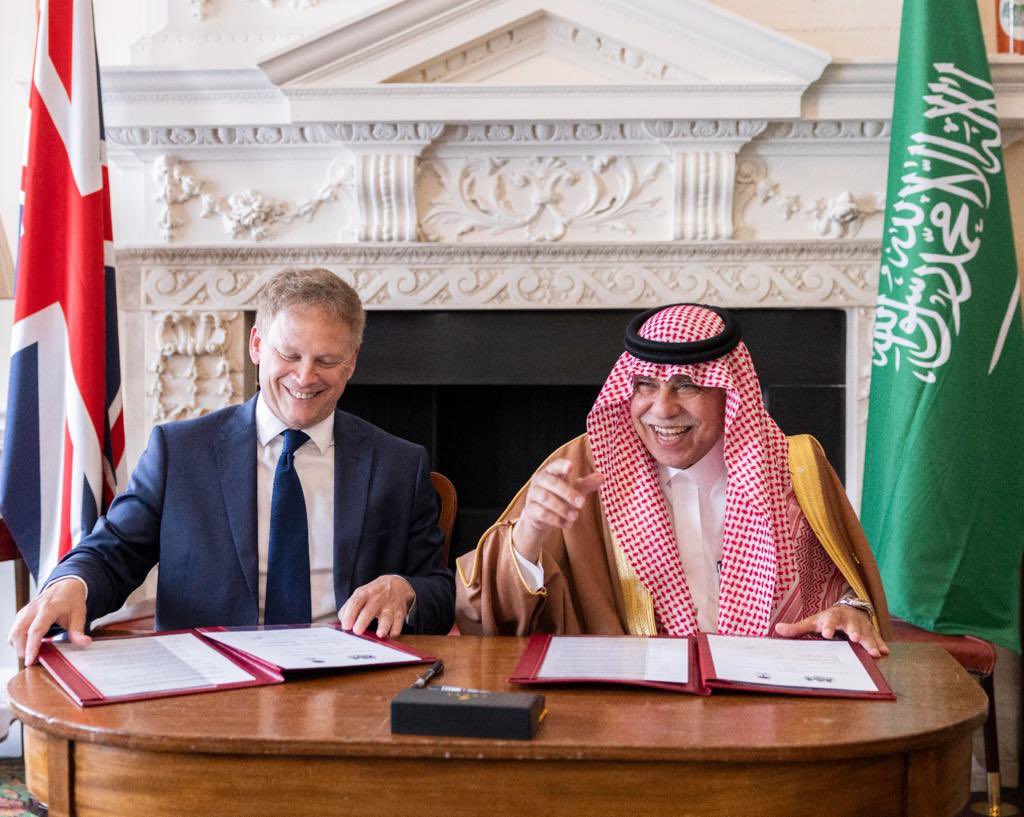 UKAmbKSA's tweet photo. سعدت بوجودي في لندن لحضور اجتماعات مثمرة بين @malkassabi، وزير التجارة و @KemiBadenoch حول اتفاق  التجارة الحرة بين مجلس التعاون و المملكة المتحدة و مع @grantshapps حول طرق تطوير علاقتنا الثنائية في قطاعي الاقتصاد و الثقافة. https://t.co/g7139NboYd