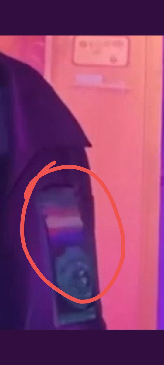 @heliodor_7 @kingdorkmuffin @MationMiss I know what scene you're talking about and this isn't his arm. The way it cropped just made it look like that. Its the same badge from the pic i posted