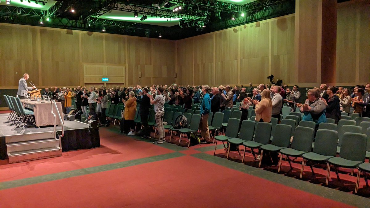 Standing ovations for @NBlomberg from @ELIXIREurope at #elixir2023 closing session
