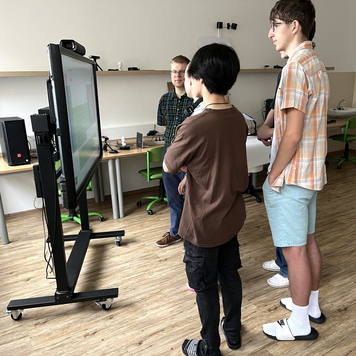chytraktim's tweet image. Kolegové z Finska testují společně s našimi žáky školní “Centrum aplikované techniky”. Jde jim to dobře. Všem.🙂
#gymnazium #Sokolov #informatika #ict #karlovarskykraj