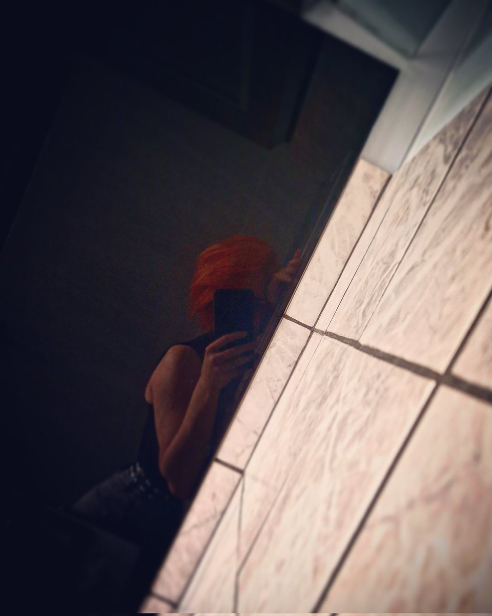 DarkDestiny2319's tweet photo. Before and after using different colour  lighting methods.
Cheeky kitchen selfie.
#selfie #hiddenface https://t.co/151INQO3tW