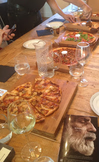 In het CVI Innovatiehuis vindt na de zomer weer een Boek&amp;Pizza bijeenkomst plaats. 
We lezen per kwartaal een aantal boeken, wil je meedoen, meld je gerust aan voor donderdag 14 september 2023.

boekenpizza.blogspot.com
#Innovatiehuis #CVI <a href="/Consortium_v_I/">Consortium voor Innovatie</a> #boekenLezen #pizza