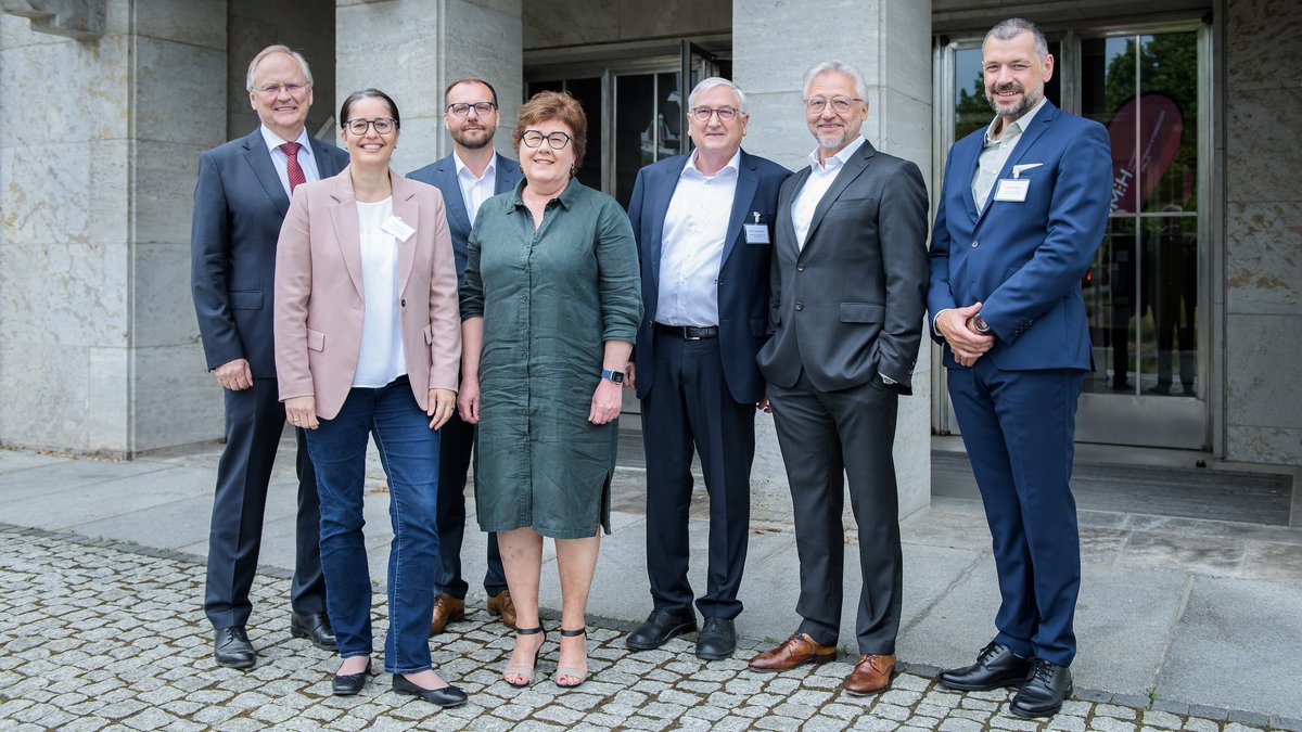 Universitätsmedizin Halle (@unimedizinhalle) on Twitter photo Die #Zukunft der Kliniklandschaft: Wohin entwickelt sich die #Krankenversorgung in <a href="/sachsenanhalt/">Sachsen-Anhalt</a>? <a href="/unimedhal/">unimedhal</a> und <a href="/unimedmagdeburg/">Universitätsmedizin Magdeburg</a> diskutieren mit Vertreter:innen der Gesundheitsbranche über das neue Krankenhausgutachten.
@GrimmBenne <a href="/Soziales_ST/">Sozialministerium Sachsen-Anhalt</a> <a href="/DKGev/">DKG</a>
medizin.uni-halle.de/news/die-zukun… Die #Zukunft der Kliniklandschaft: Wohin entwickelt sich die #Krankenversorgung in <a href="/sachsenanhalt/">Sachsen-Anhalt</a>? <a href="/unimedhal/">unimedhal</a> und <a href="/unimedmagdeburg/">Universitätsmedizin Magdeburg</a> diskutieren mit Vertreter:innen der Gesundheitsbranche über das neue Krankenhausgutachten.
@GrimmBenne <a href="/Soziales_ST/">Sozialministerium Sachsen-Anhalt</a> <a href="/DKGev/">DKG</a>
medizin.uni-halle.de/news/die-zukun…