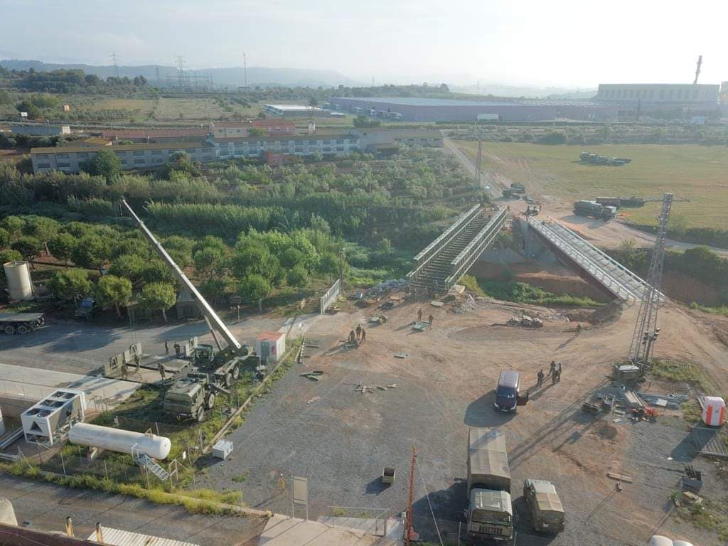 La Compañía de Puentes sobre Apoyos Fijos del Regimiento de Pontoneros y Especialidades n° 12 #RPEI12 #MING ha iniciado las tareas de desmontaje del puente BAILEY sobre el río Francolí en Montblanc #Tarragona, el cual fue instalado en el año 2020.