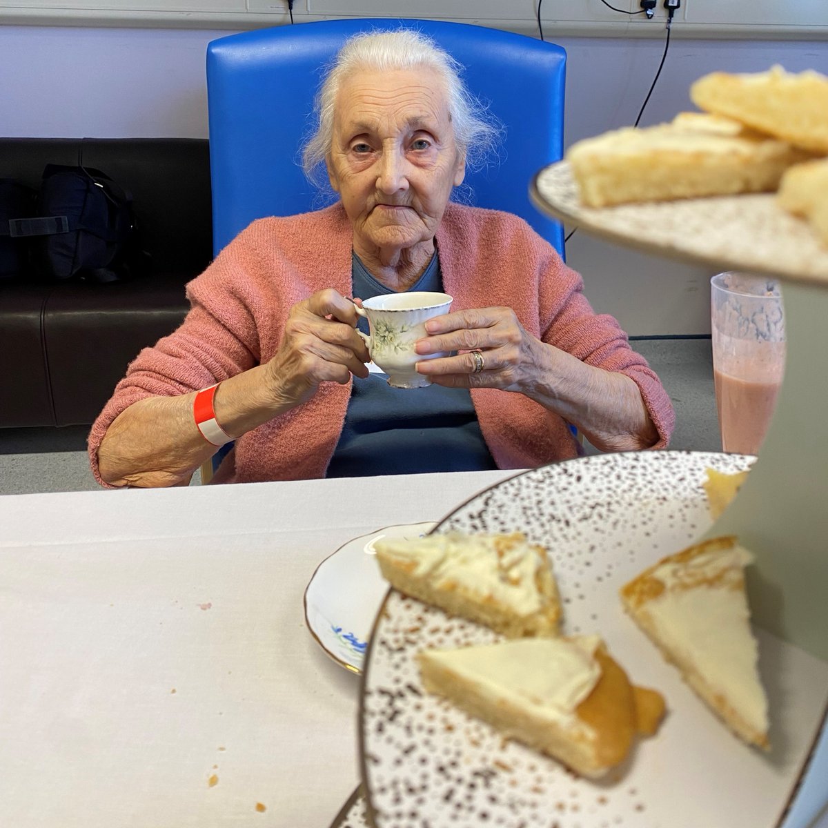 nottmhospitals's tweet photo. This is a Dementia Tea Party, which take place monthly on B47 in the QMC. 🍰 ☕

Research shows that providing the right environment &amp; food, it can help prolong a person’s independence &amp; stimulate them to eat more frequently.

Funding has been kindly provided by @NUHCharity 😀 https://t.co/KWmcOAKvfm